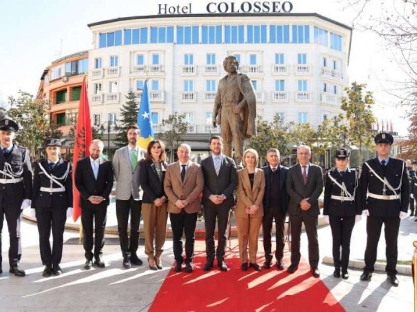 ​Memli Krasniqi përmbyllë vizitën në Shqipëri me nderime para shtatores së Adem Jashari