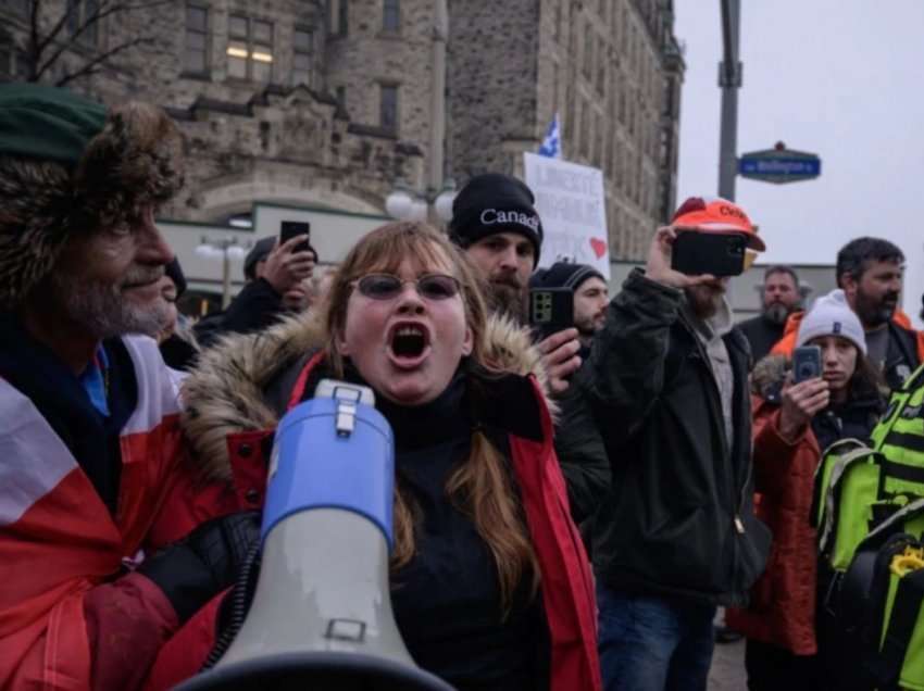 Policia kanadeze shpërndan protestuesit në kufi me Shtetet e Bashkuara