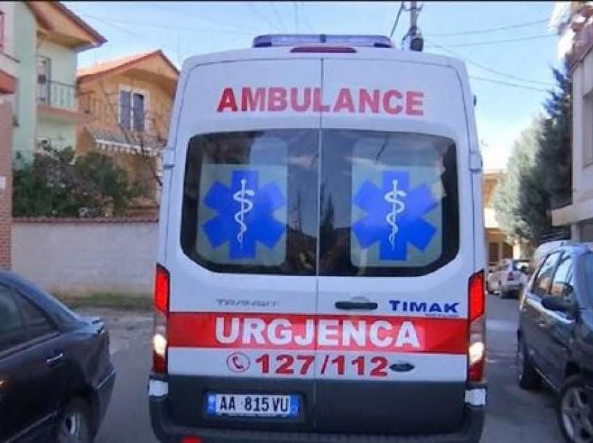 Tiranë, automjeti përplas motorin, përfundon në spital një person