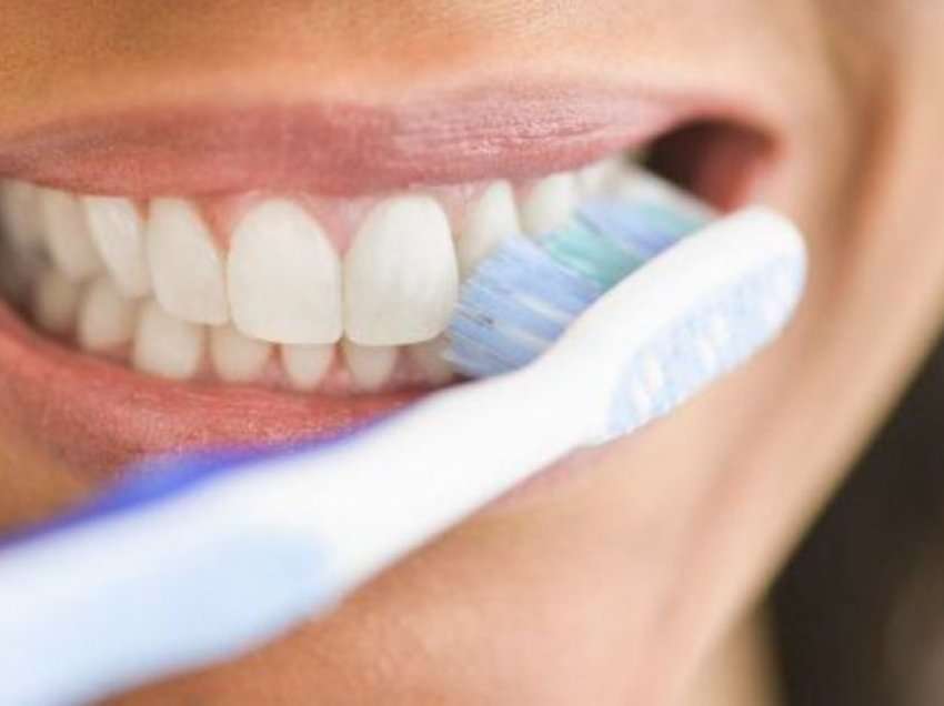 Dentistët pohojnë: 5 gabimet që bëjmë gjithmonë gjatë larjes së dhëmbëve