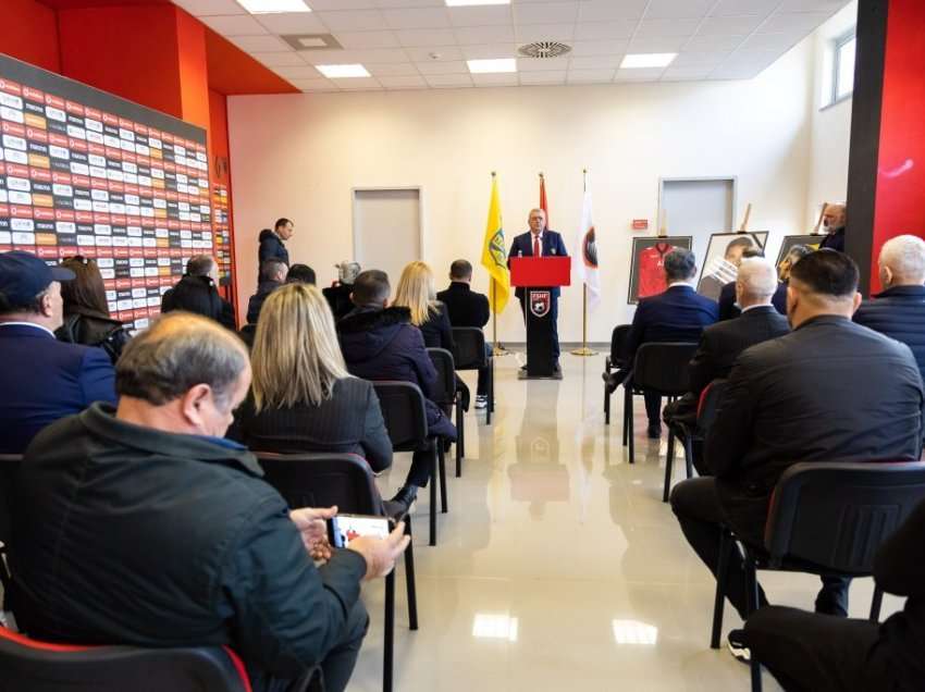 FSHF nderon Arben Lazen, një sallë në stadiumin “Elbasan Arena” do të mbajë emrin e tij 