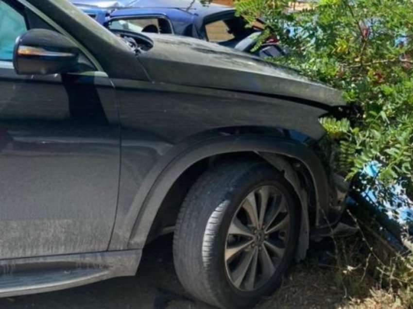 Vjedh makinën në Vlorë, por pëson aksident, i riu e braktis mjetin, kapet nga policia