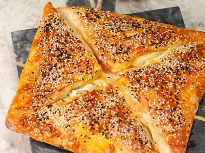 Byrek i njelmët në mënyrën turke: Pitja e njohur me djathë në formë zarfi