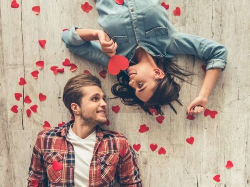 Si të ëmbëlsoni partnerin për Shën Valentin, thënie romantike për dashurinë tuaj
