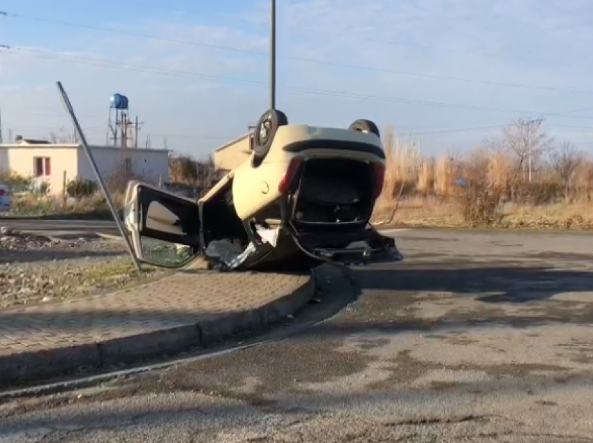 Aksidentohet një veturë në Lezhë, shoferja dërgohet me urgjencë në spital
