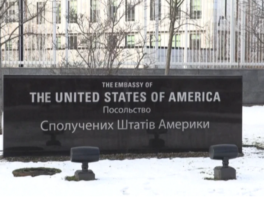 SHBA zvogëlon stafin e ambasadës, u kërkon amerikanëve të largohen nga Ukraina