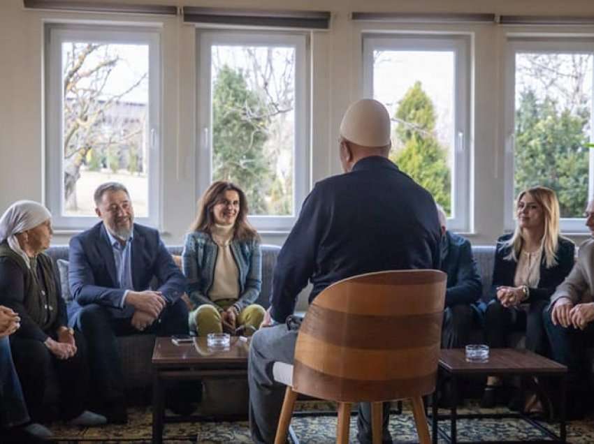 Funksionarët e PDK-së vizitojnë prindërit e Hashim Thaçit