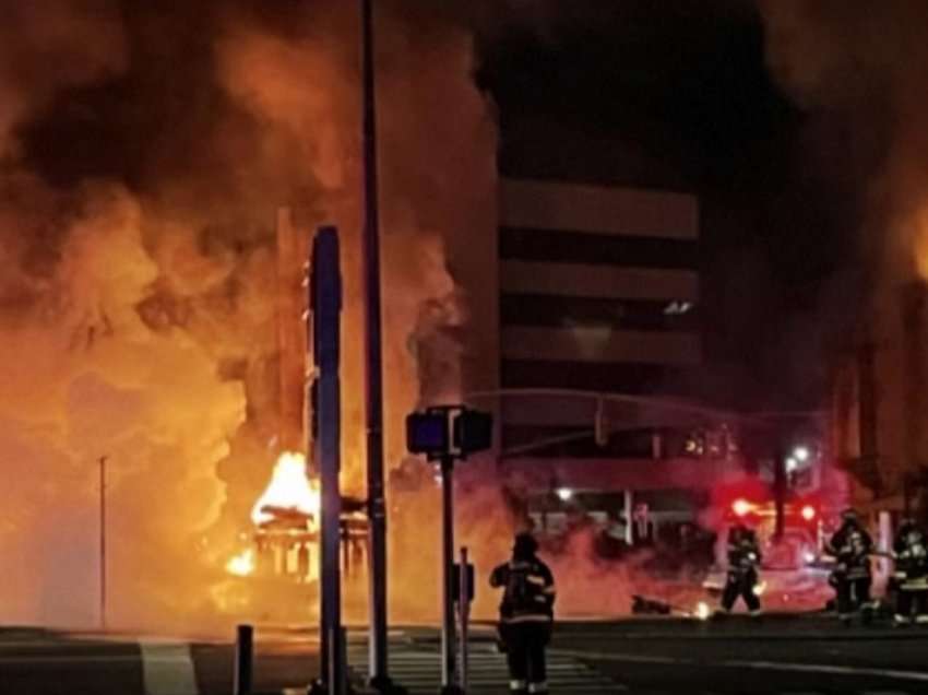 Autoboti me benzinë përplaset me ndërtesën, zjarri masiv përfshin lagjen 
