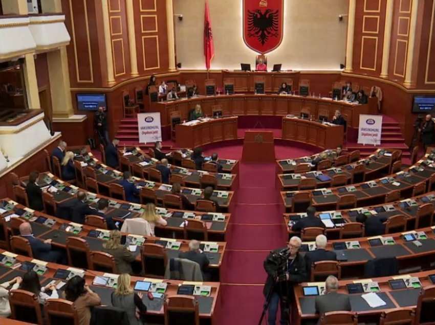 “Ministra çupëlina”/ Debat i fortë në parlament, Balluku-deputeteve: Kolegët tanë nuk ju marrin nëpër gojë!