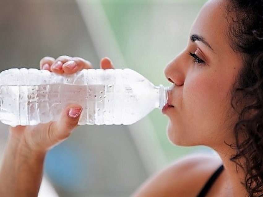 Sa ujë duhet të pini në bazë të peshës?