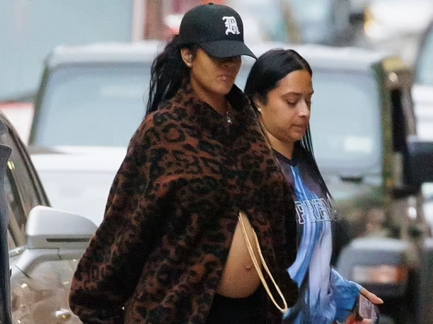 Rihanna me xhaketë leopardi në vlerë prej 935 eurove, zbulon barkun