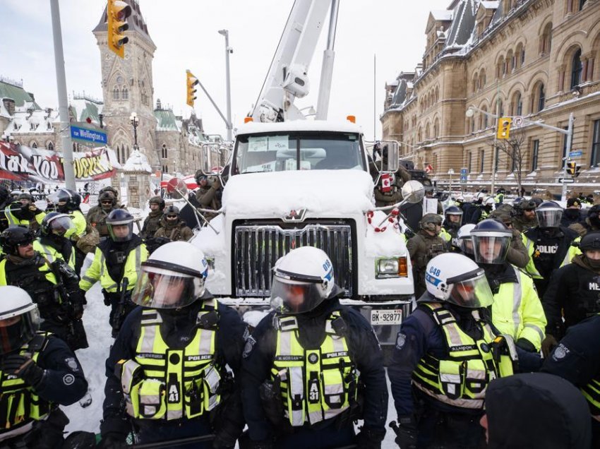 Policia kanadeze pastron rrugën e Parlamentit për t'i dhënë fund rrethimit