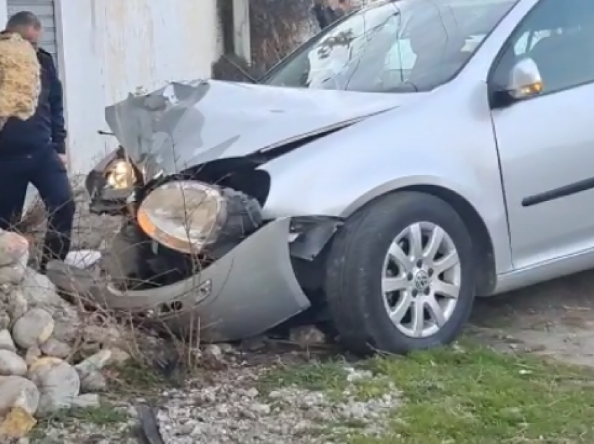 Makina humb kontrollin dhe përplaset me murin në Shkodër, dy të plagosur