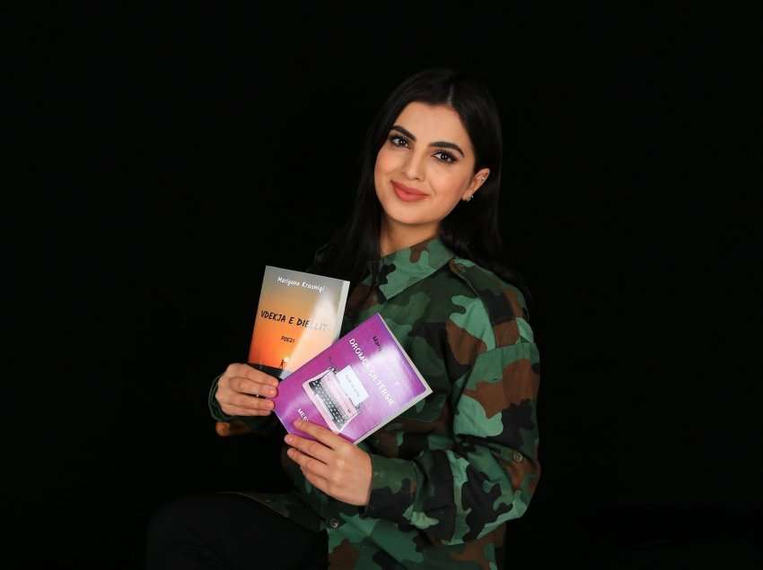 Vajza e ish ushtarit të UҪK-së vesh këmishën e luftës dhe sjellë dy libra për festën e pavarësisë