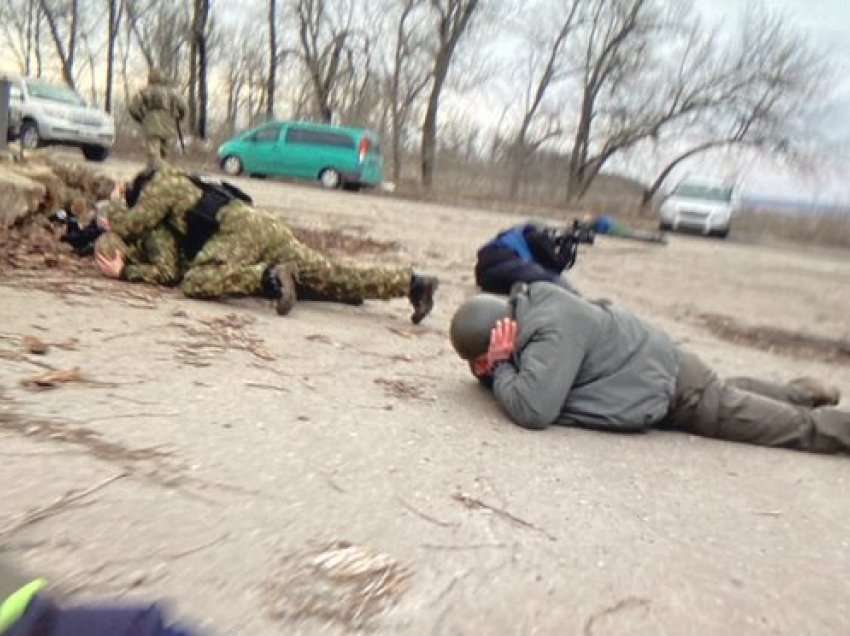 Momenti kur ministri i Ukrainës shtrihet në tokë për t’u shpëtuar breshërive të predhave