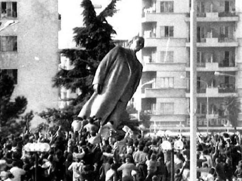 Si u rrëzua monumenti i Enver Hoxhës në qendër të Tiranës