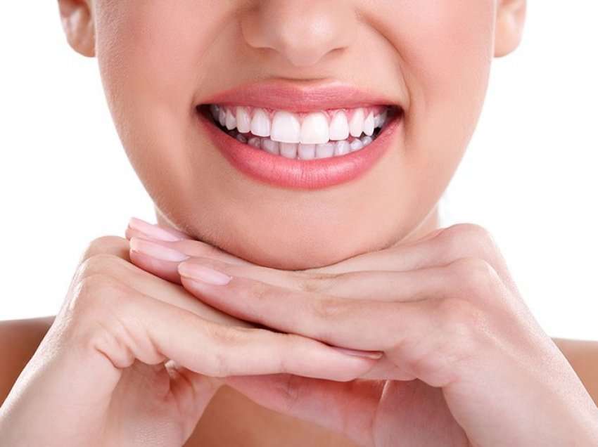 S’keni nevojë për trajtime të shtrenjta, ja truku që ju ndihmon të keni dhëmbë të bardhë dhe me shkëlqim