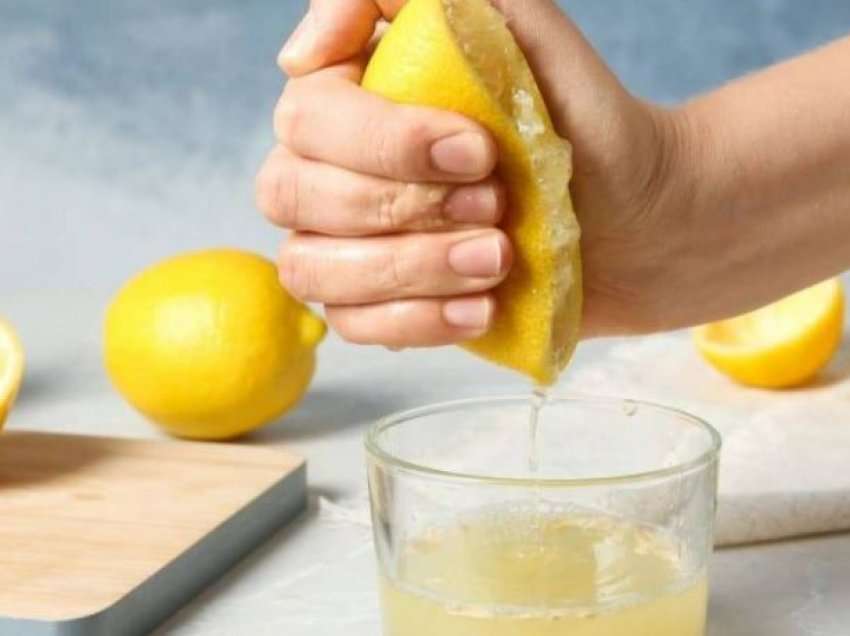 6 superfuqitë e ujit me limon dhe impakti në organizëm