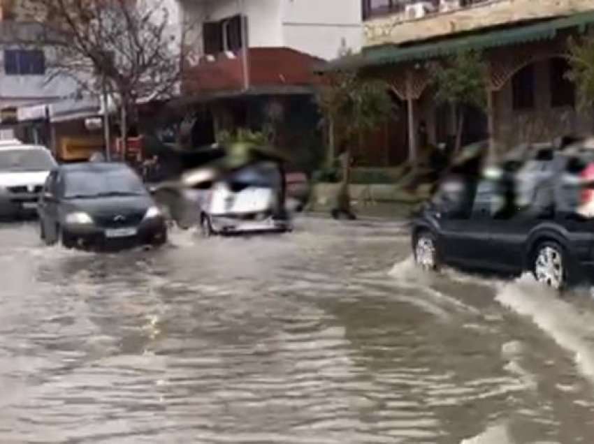 Bie shi për vetëm pak minuta, përmbyten rrugët e qytetit të Durrësit