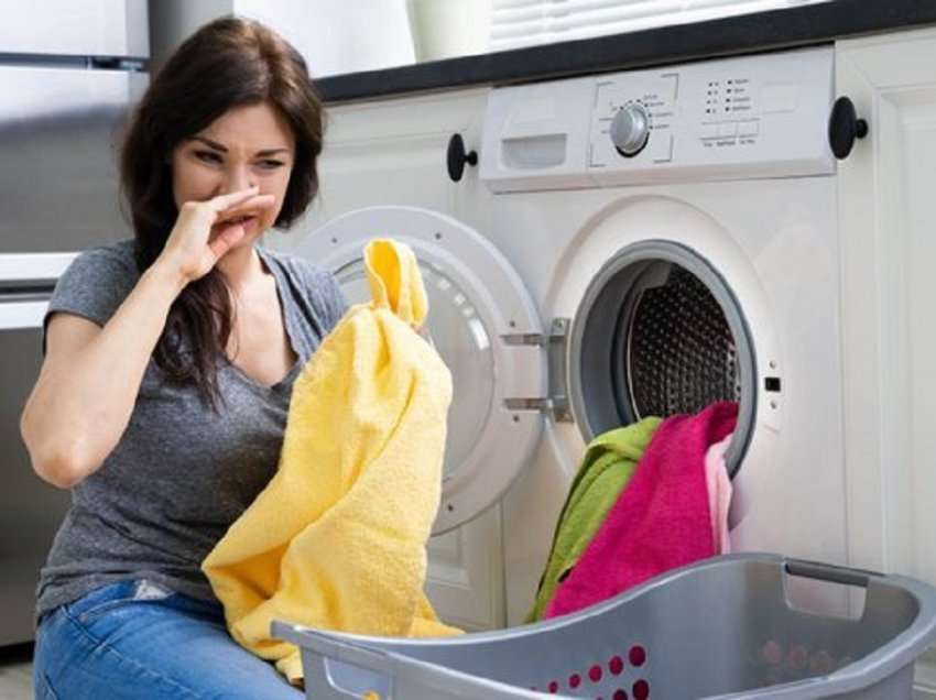 I lani rrobat dhe mbajnë ende era myk, mënyra efektive për të pastruar lavatriçen