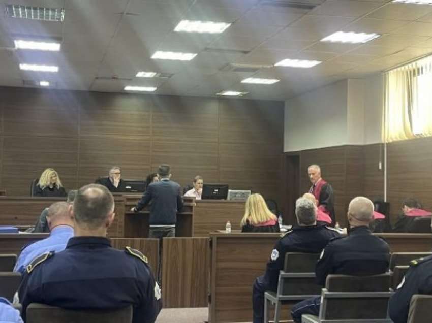 Gjykimi për vrasjen shkaku i borxhit në Ferizaj, dëshmitari thotë se njëri i akuzuar e kishte armën në dorë e më pas ia mori tjetri