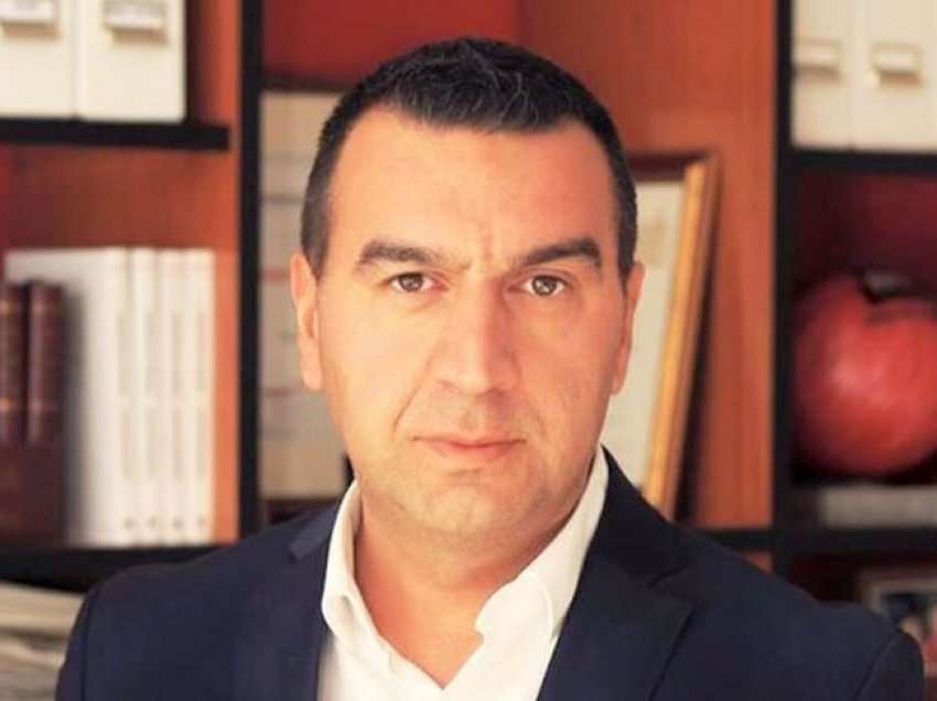 Ideja për shkëmbim territoresh, Ilir Ibrahimi e Halil Matoshi “përplasen” në Facebook: Thaçi s’mundi t’i bëjë 5 veta për këtë ide...