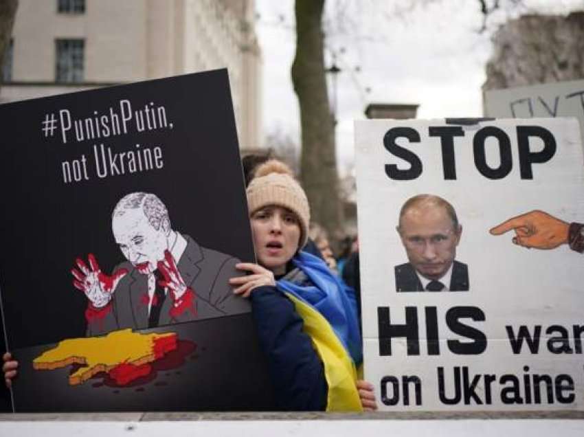 “Vrasës, terrorist”, ukrainasit protestojnë në Britani pas sulmit nga Rusia