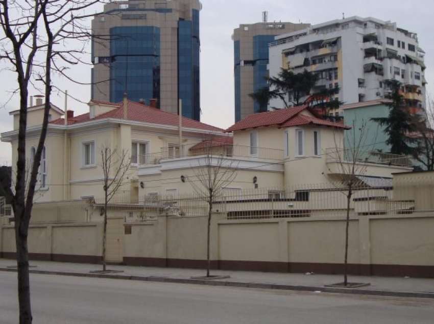 Shoqëria Civile fton qytetarët në protest pranë Ambasadës Ruse në Tiranë në shenjë solidariteti me Ukrainën