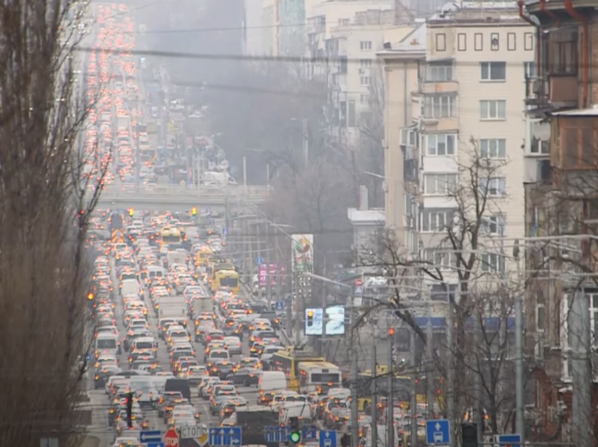Kolona të gjata krijohen në dalje të Kievit