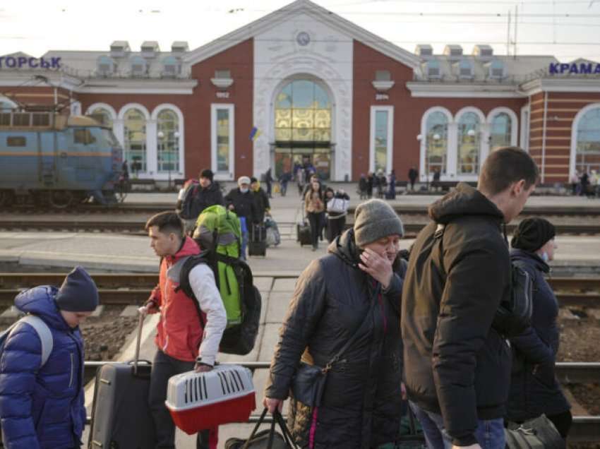 Refugjatët e parë ukrainas mbërrijnë në Poloni