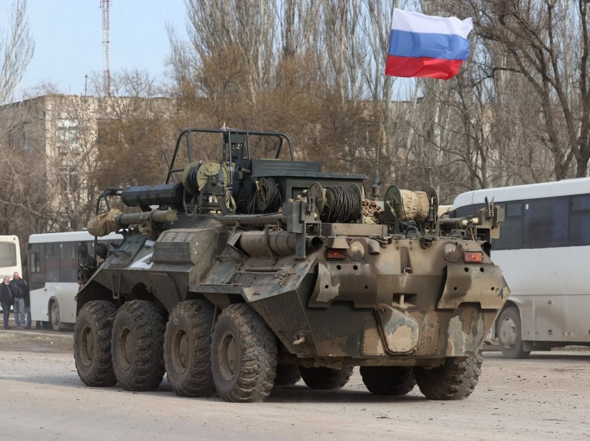 Rusët rrëmbejnë dy automjete ushtarake ukrainase dhe nisen me shpejtësi drejt Kievit