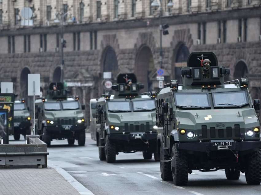 Britania: Forcat ruse janë më shumë se 50 km larg nga qendra e Kievit