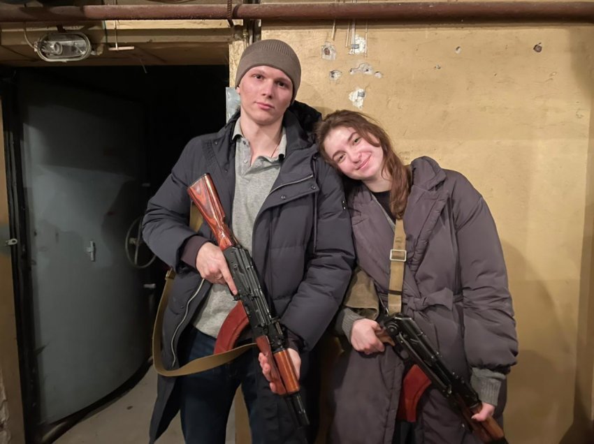 Ky çift ukrainas e kaloi ditën e parë të martesës duke mbledhur pushkë për të mbrojtur vendin e tyre