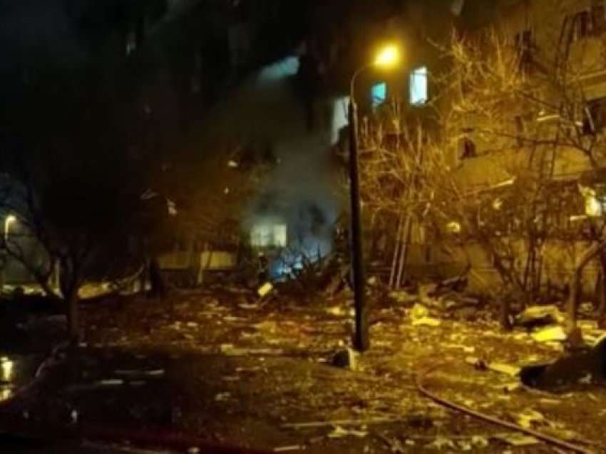 Pamje të bllokut të apartamenteve në Kiev të goditur nga raketa ruse