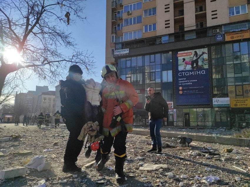 Sulmi me raketa mbi një pallat në Kiev, dalin pamjet e banorëve duke u evakuuar