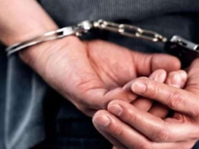 Vrasja e kryekamarierit Gazment Kurmaku në një lokal në Elbasan, arrestohet 34-vjeçari