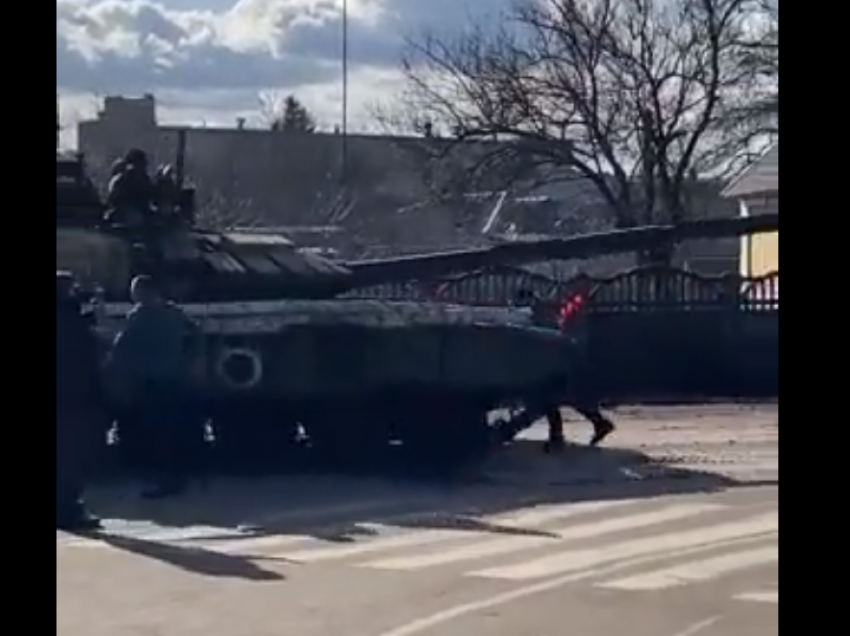 Pamje rrëqethëse: Ukrainasit tentojnë të bllokojnë tanket ruse me trupin e tyre