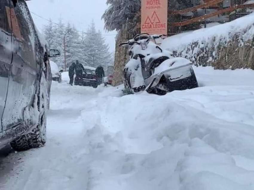 Kodra e Diellit: Rreshjet e borës bllokojnë rrugët në lagjen e vikend shtëpizave