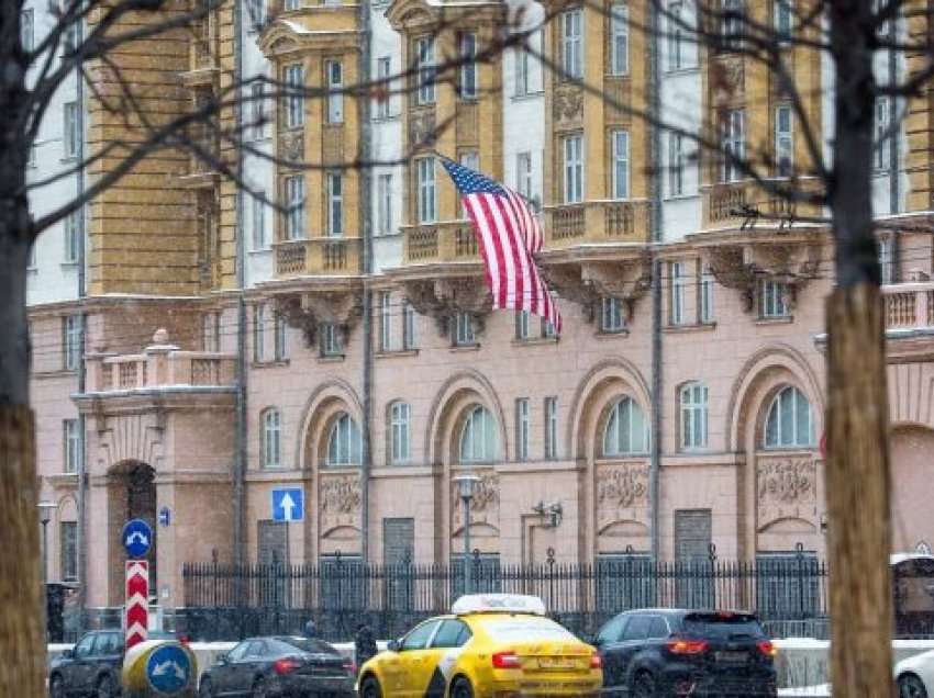 Ambasada e SHBA paralajmëron se amerikanët në Rusi: Konsideroni largimin menjëherë