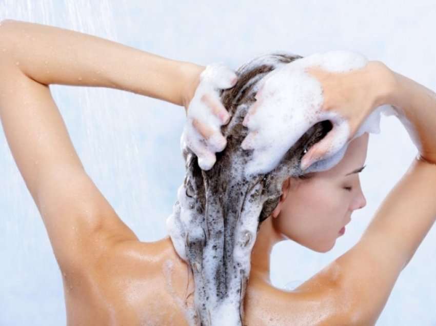 Sa herë duhet t’i lajmë flokët me shampo që të mos i dëmtojmë ato?