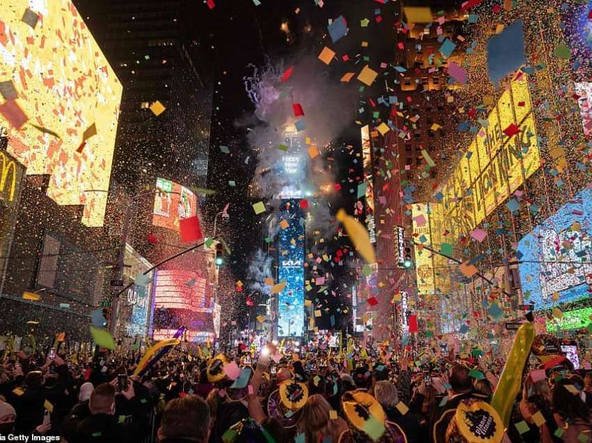 Fishekzjarret dhe rënia e Topit në Times Square - Nju Jork, ndezin shpresat e Vitit të Ri 2022!