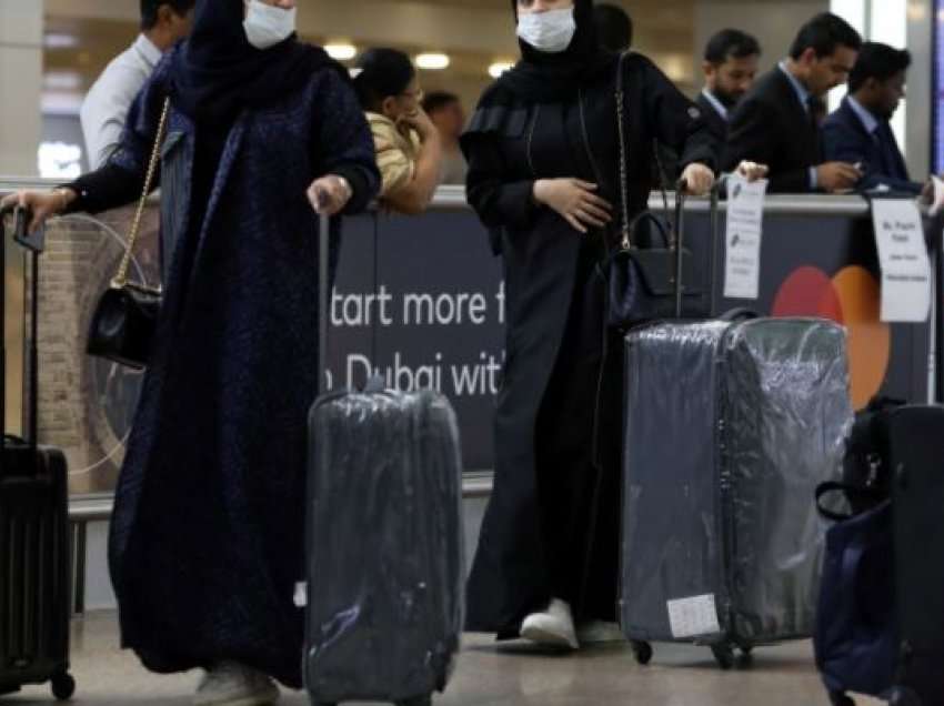 Emiratet e Bashkuara Arabe ndalojnë udhëtimet jashtë vendit për qytetarët pa vaksina përforcuese