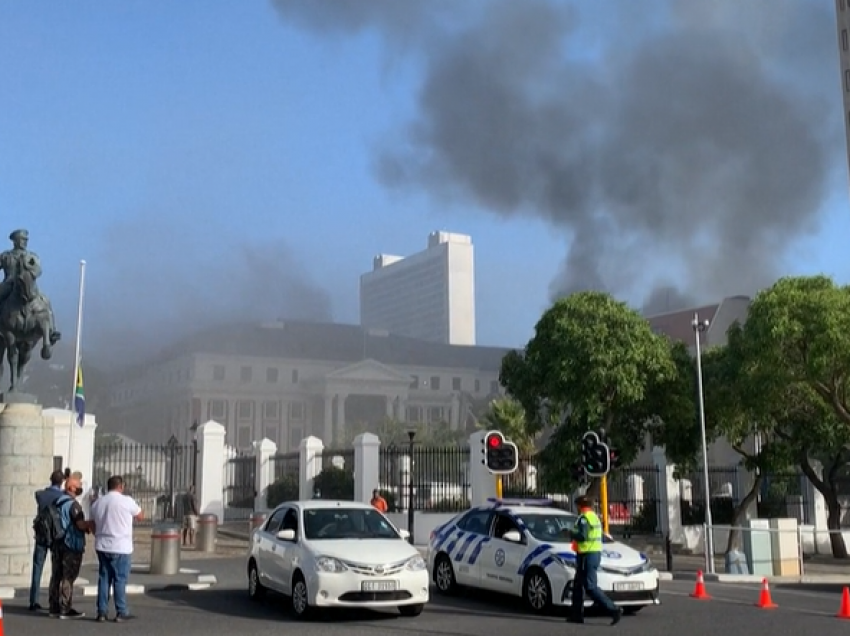 Parlamenti i Afrikës së Jugut: Arrestohet një person për zjarrin masiv