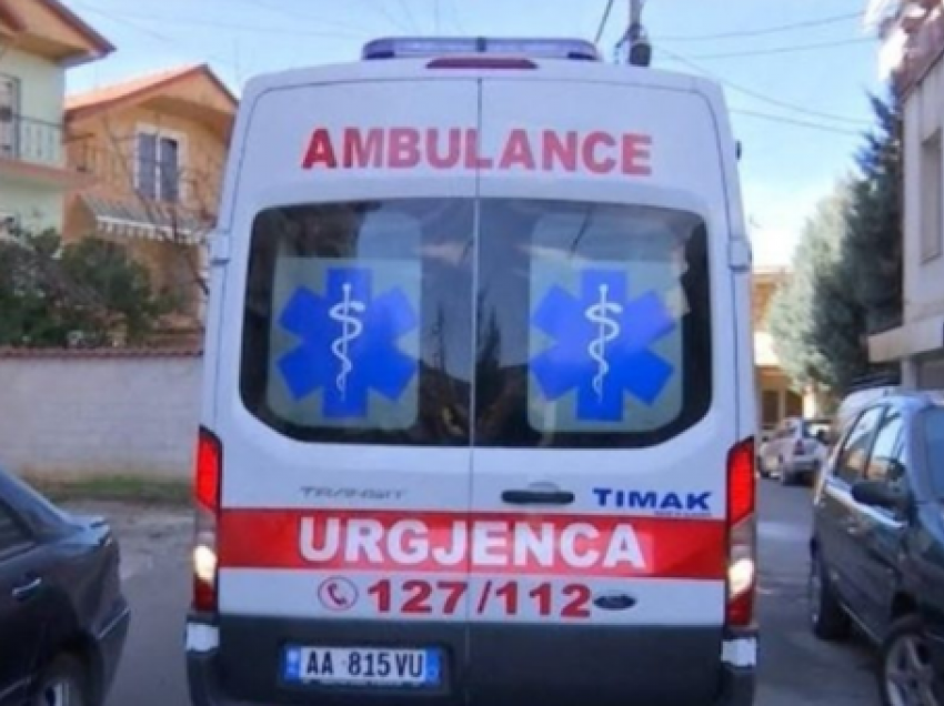 Aksident në Durrës, plagosen dy pasagjeret e njërës prej makinave