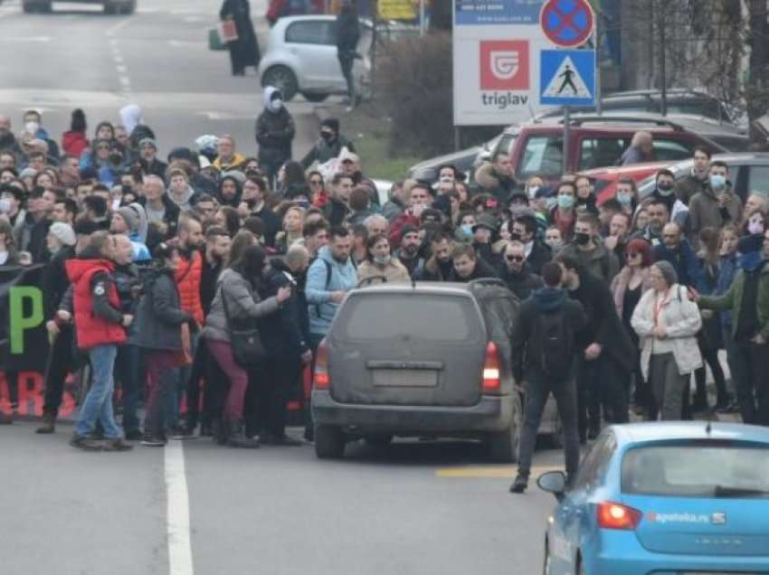 Qytetarët nuk i besojnë fjalëve të Vuçiqit – protestuesit sërish i bllokuan disa rrugë në Serbi