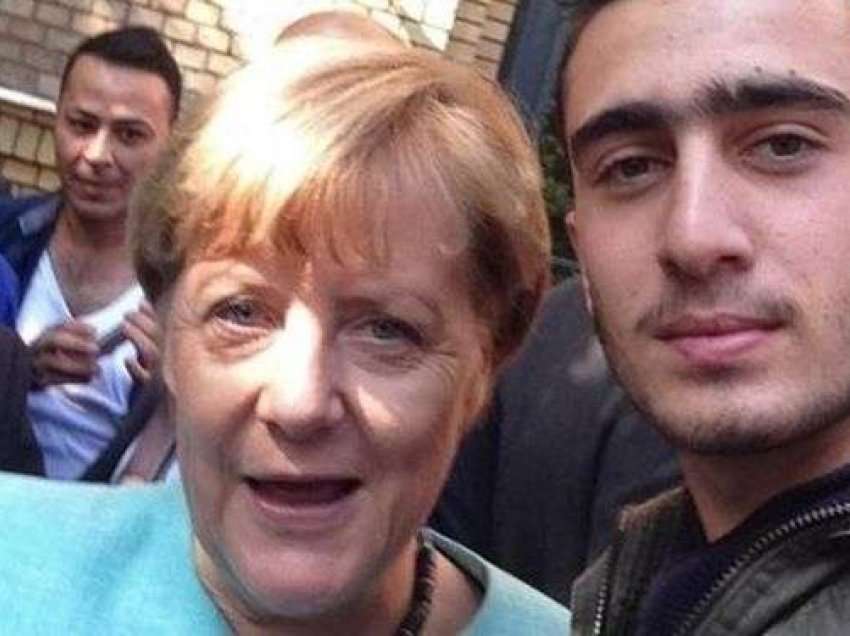 ‘Nuk jam terrorist!’ Flet refugjati i selfies së famshme me Merkelin
