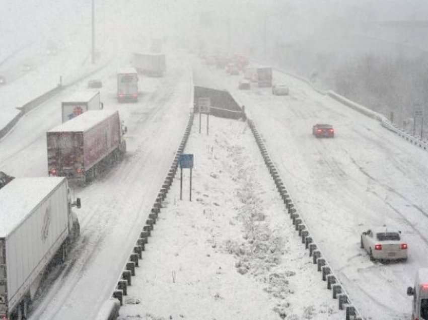Shkaku i borës së madhe, bllokohen autostradat në Virginia: Drejtuesit e mjeteve e kaluan natën në vetura