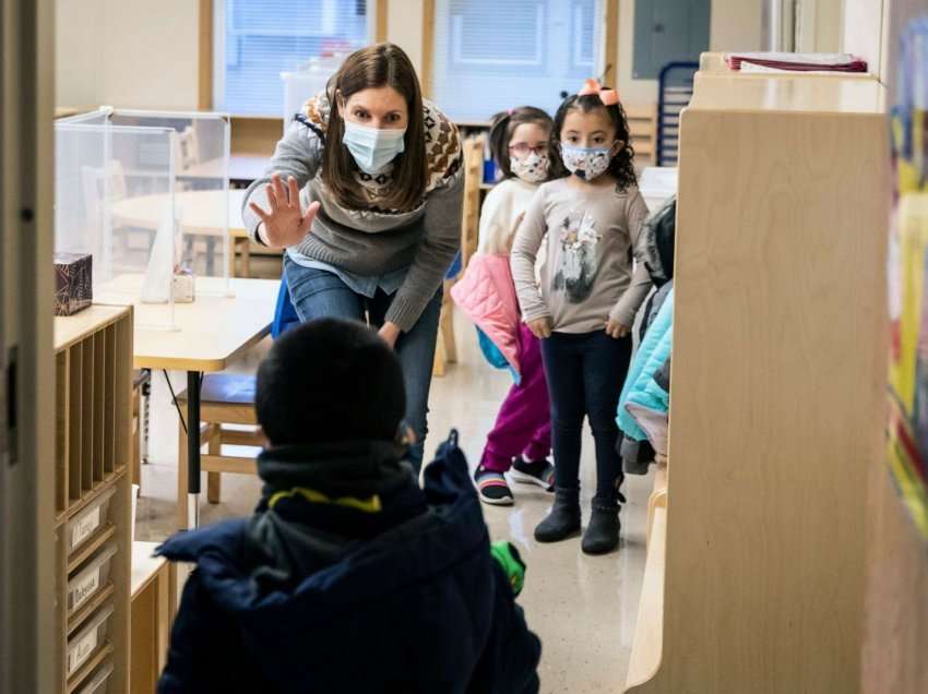 Koronavirusi mbyll përsëri shkollat në Çikago 