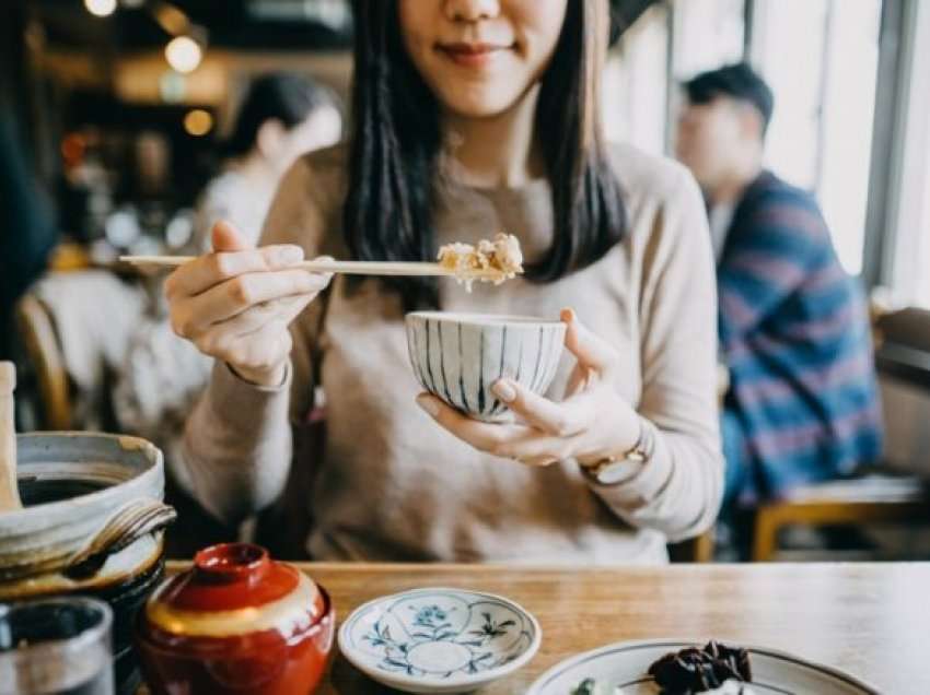 Kjo teknikë japoneze mund t’ju ndihmojë të humbni peshë pavarësisht se çfarë hani