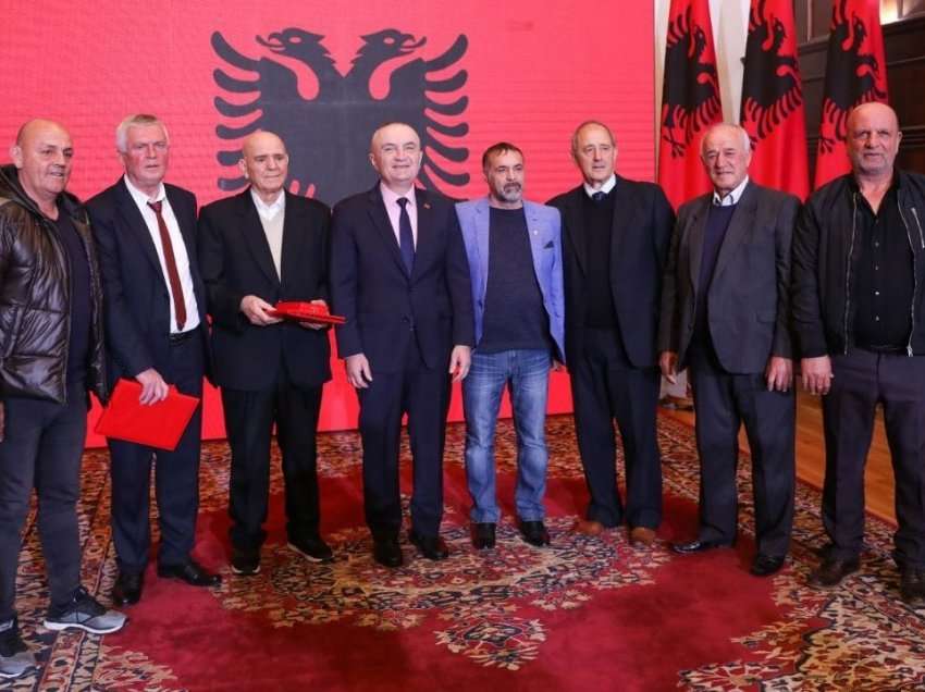 Reagon presidenti i Shqipërisë